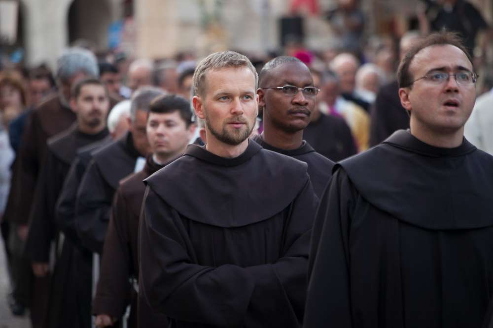 Frate in processione